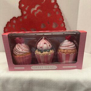 NIB Sweet Treats Valentine Themed Cupcake Trio
